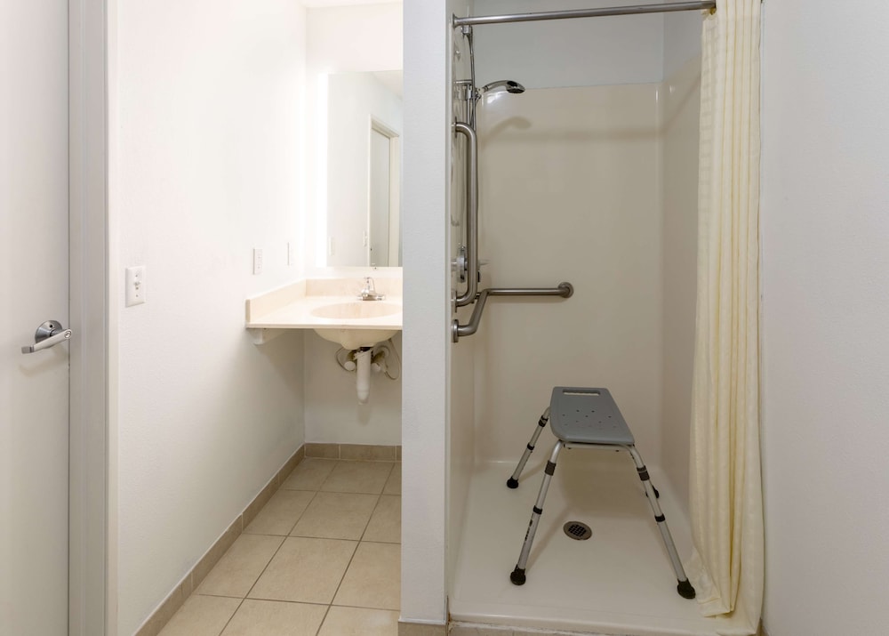 Suite, 2 Bedrooms, Accessible photo 3