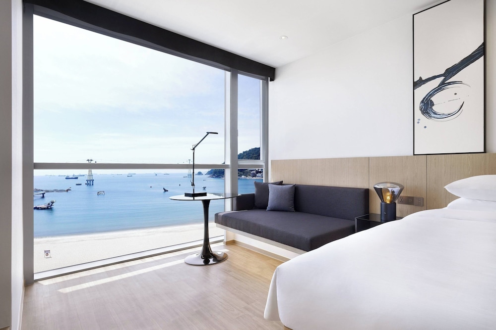 Deluxe Room, 1 King Bed, Ocean View photo 3