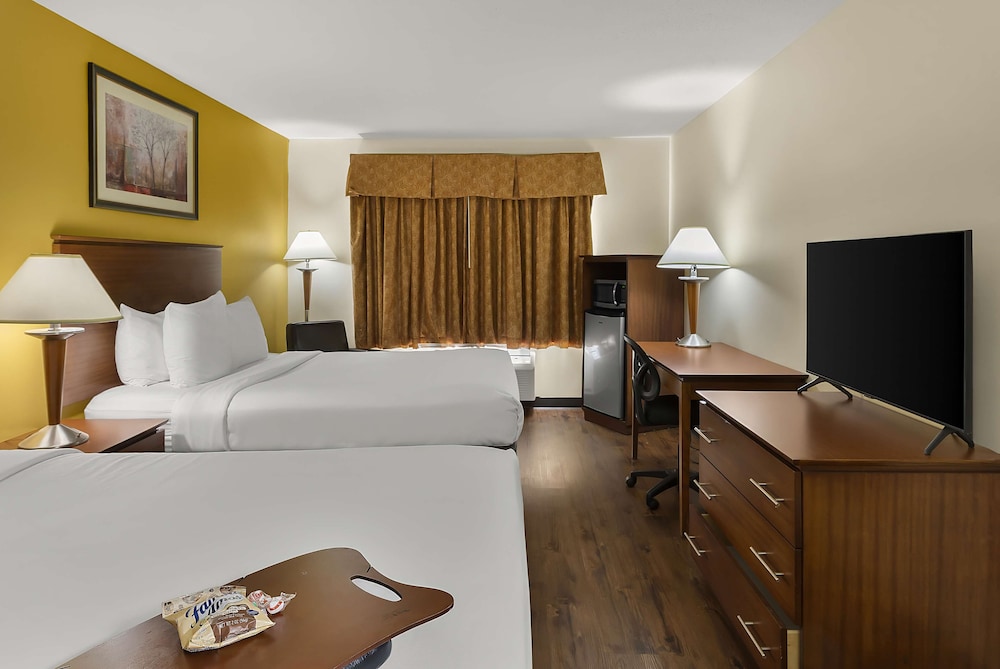 Standard Room, 2 Queen Beds, Non Smoking, Refrigerator & Microwave (Pet Friendly) - Photo 3