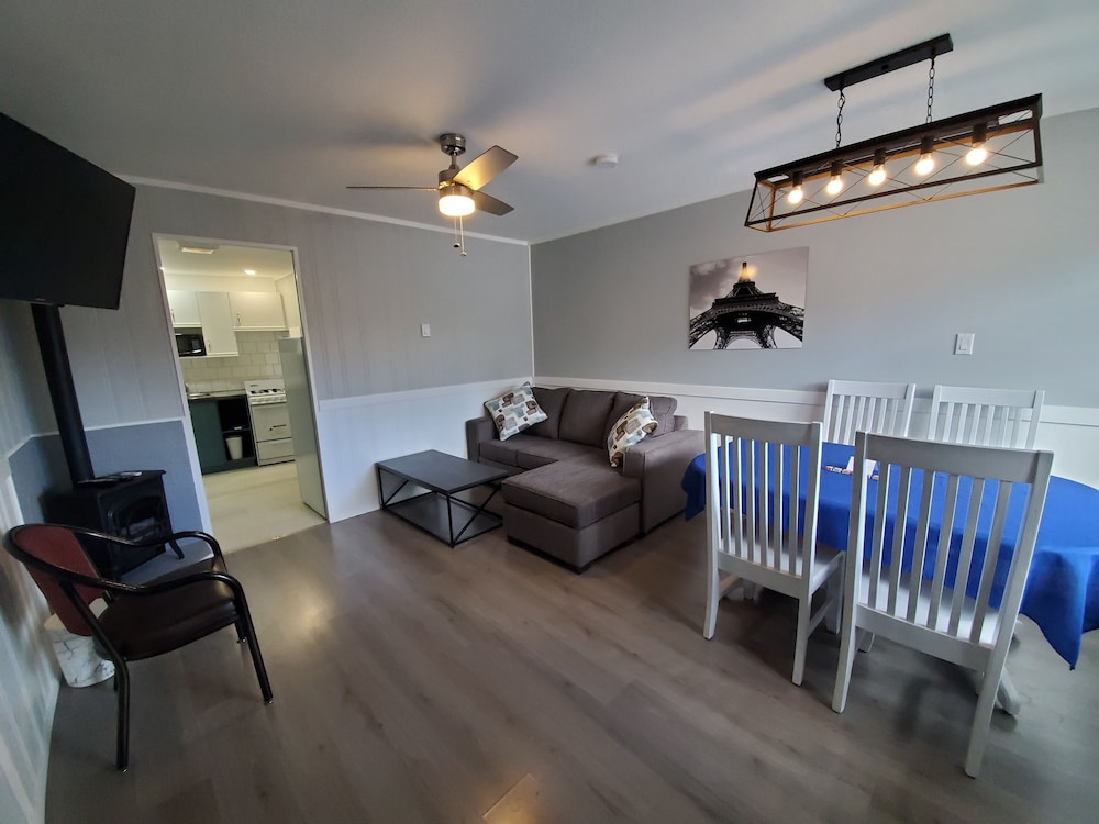 Grand Suite, 2 Bedrooms, Kitchen, Mountain View (FAM-01)