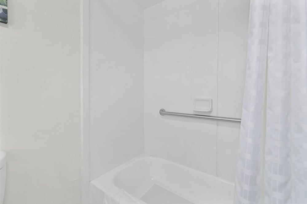 Room, 1 King Bed, Non Smoking - Photo 14