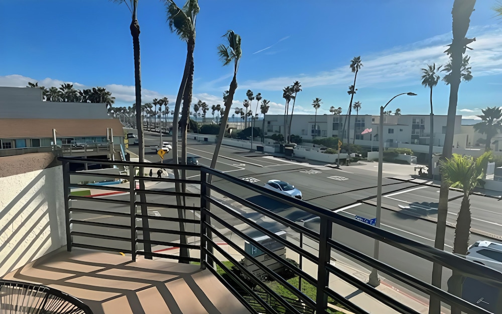 Deluxe Room, 1 King Bed, Balcony, Oceanfront photo 3