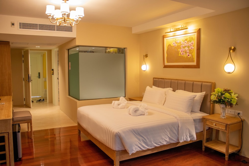 Deluxe Double Room, Bathtub photo 2