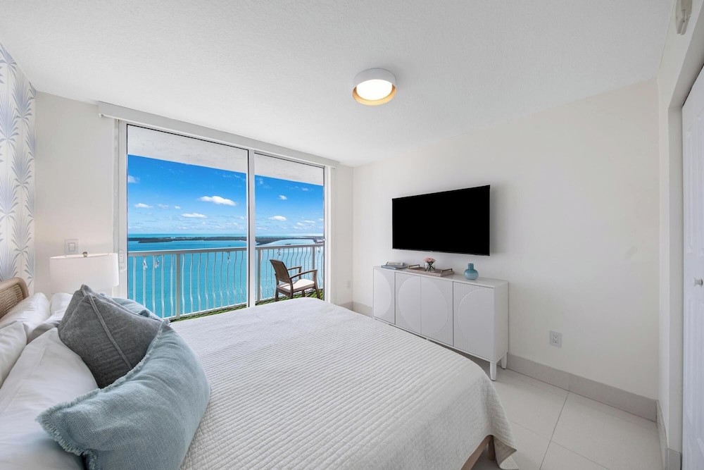 Luxury Condo, 3 Bedrooms, Ocean View photo 3