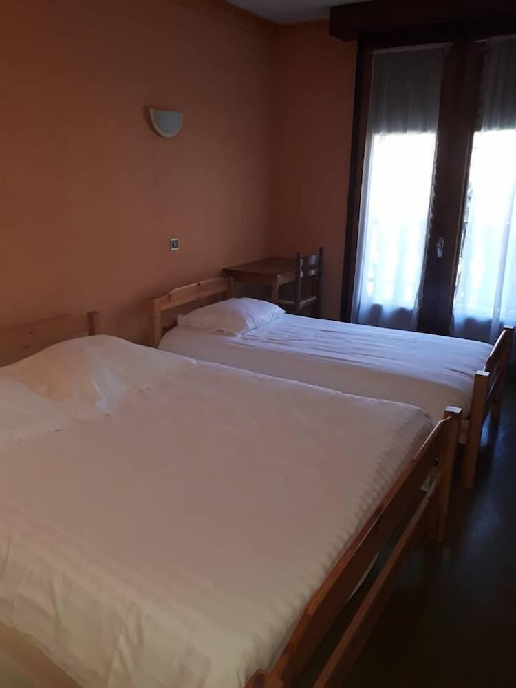 Triple Room, Multiple Beds, Non Smoking (4) photo 1