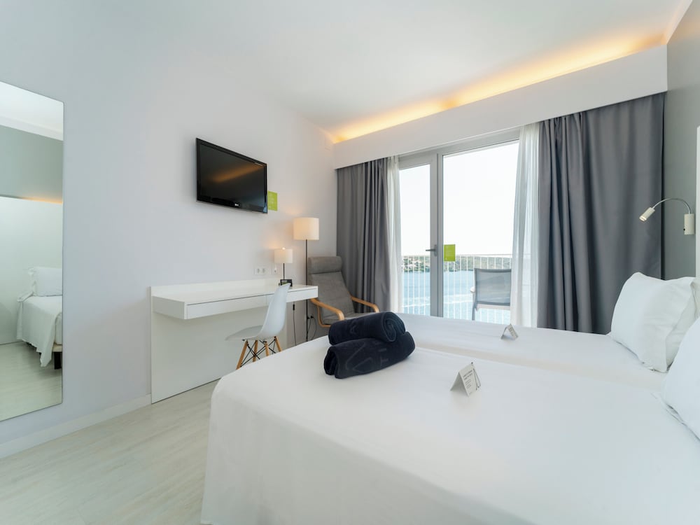 Premium Double Room Single Use, Sea View (& Pool view) - Photo 3