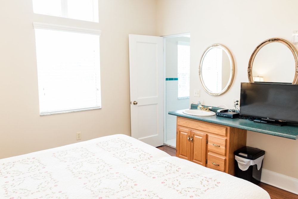 Classic Room, 1 King Bed, Lake View photo 2
