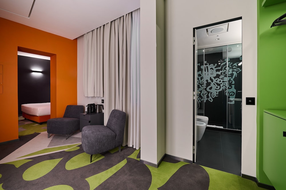 Family Room thumbnail 5