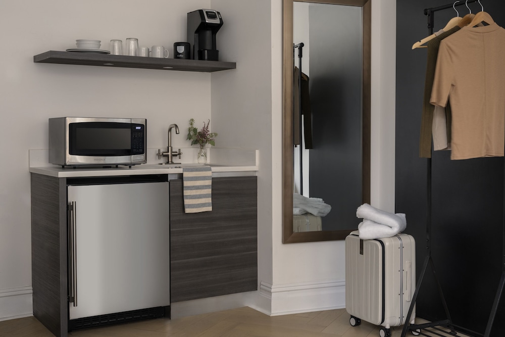 Room, 1 Queen Bed, Kitchenette photo 3
