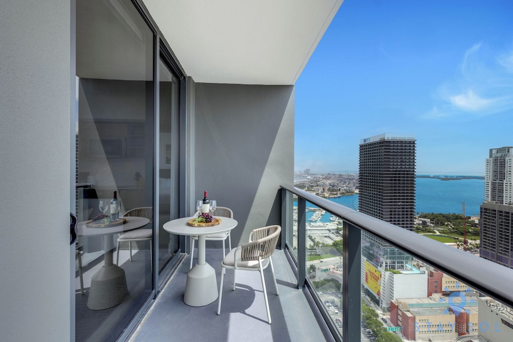 Classic Apartment, 2 Bedrooms, Balcony, City View photo 2