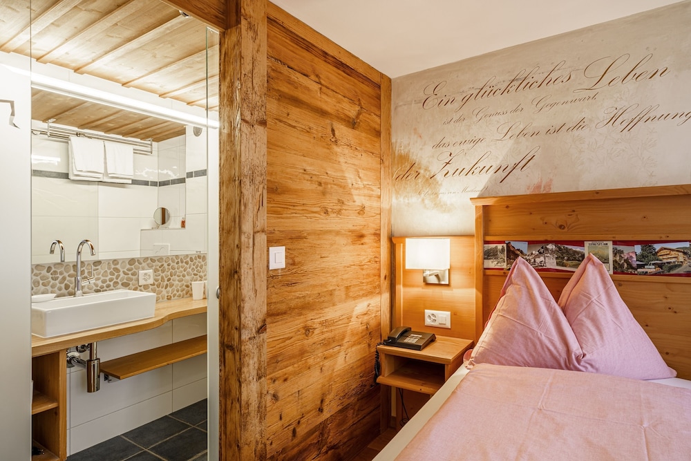 Superior Double Room (Stammhaus /Chalet Enzian) photo 1