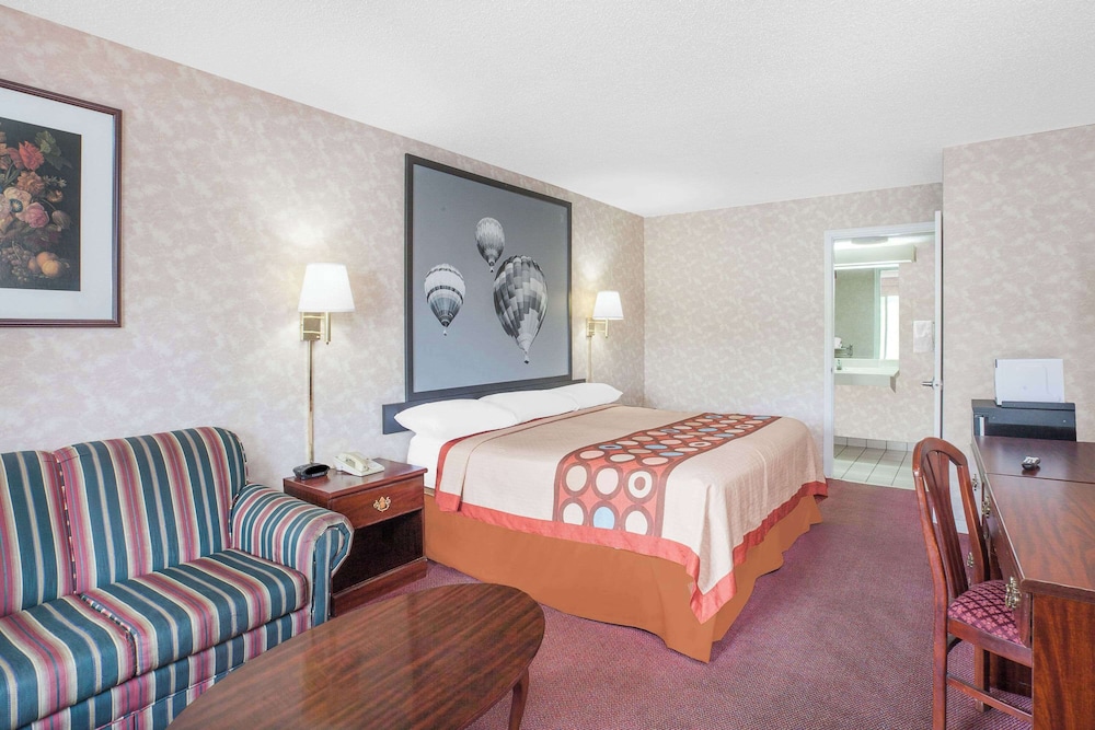 Room, 1 King Bed, Non Smoking, Bathtub (Mobility/Grab Bars) photo 1