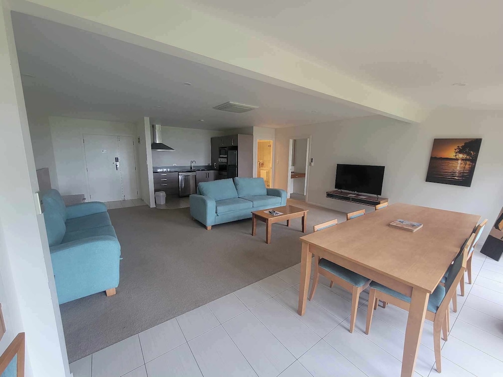 One Bedroom Pacific Suite - Photo 7