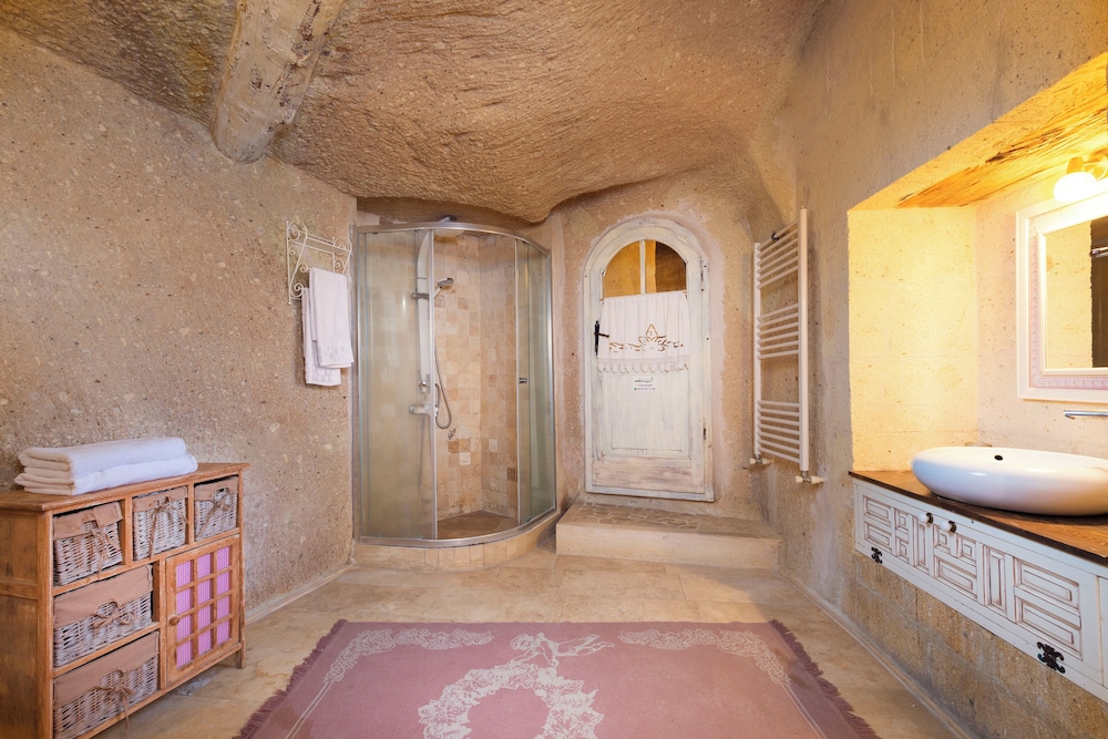 White Honeymoon Suite photo 2