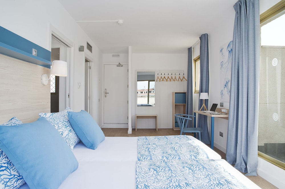 Standard Double Room Single Use, Mobility Accessible, Balcony photo 3