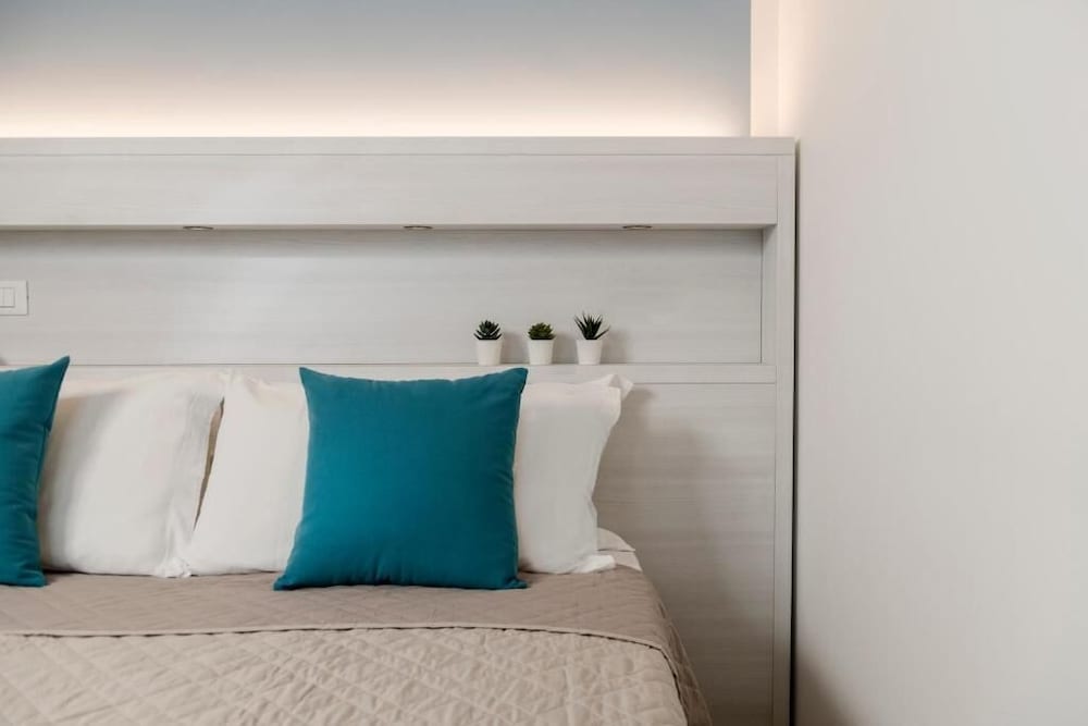 Deluxe Room, 1 Queen Bed, City View, Tower photo 2