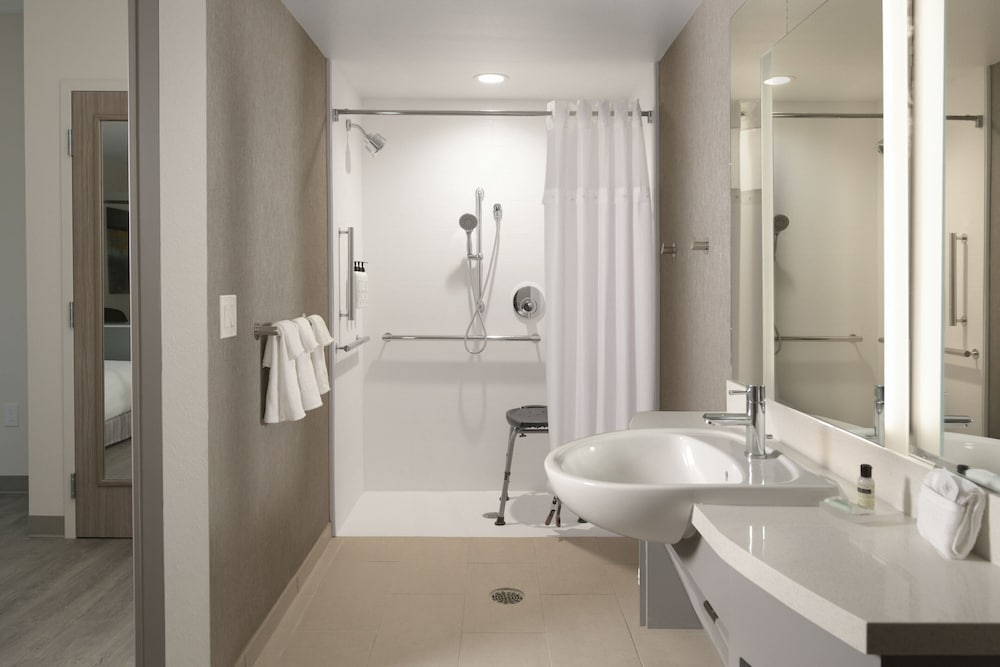 Suite, 1 King Bed - Photo 3