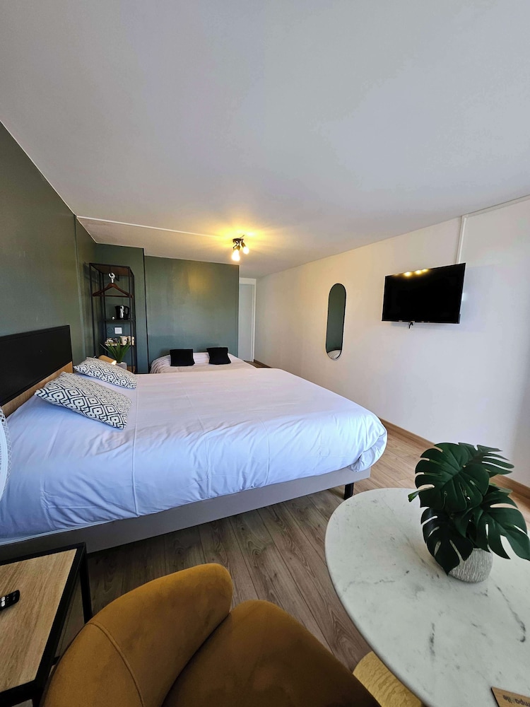 Family Room, Multiple Beds - Photo 3