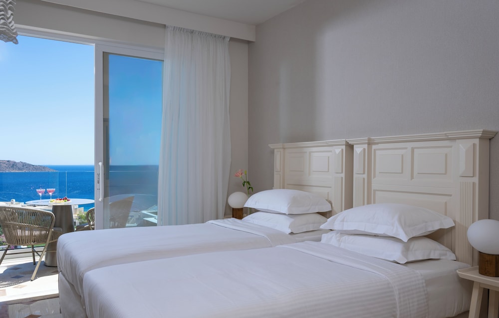 Two Bedroom Deluxe Family Suite with Sea View - Photo 3