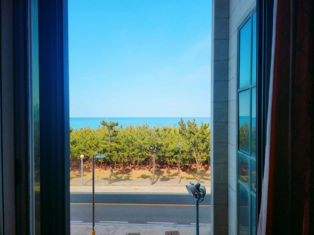Family Room, Ocean View (25PY) photo 2