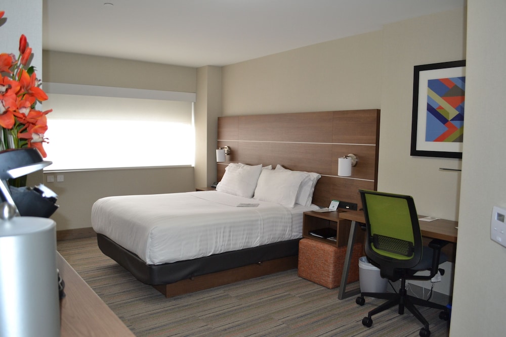 Room, 1 Queen Bed with Sofa bed - Photo 4