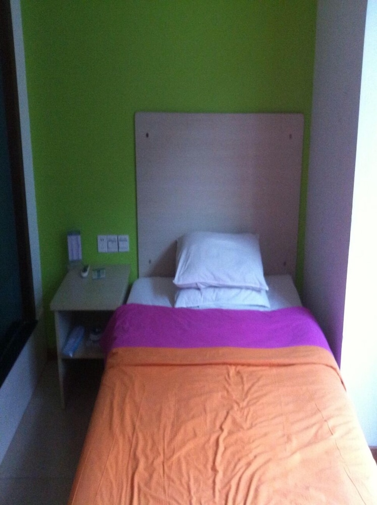 Twin Room (Super Sassy)