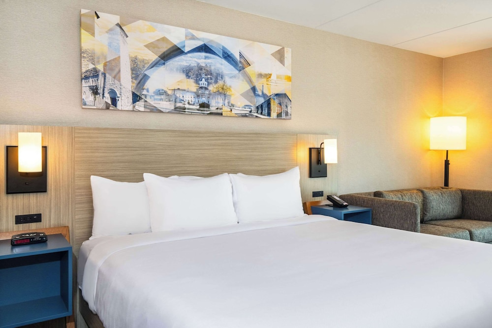 Room, 1 King Bed, Non Smoking (Upgrade) - Photo 5