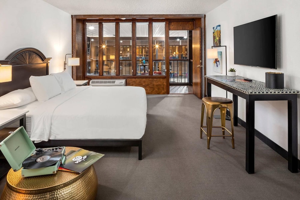 Standard Room, 1 King Bed, Non Smoking, Balcony