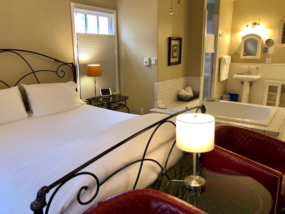 Romantic Room, 1 King Bed, Non Smoking photo 1