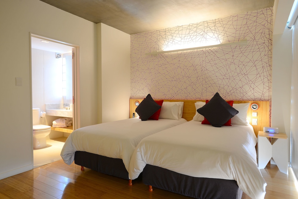 Deluxe Room, Balcony thumbnail 5