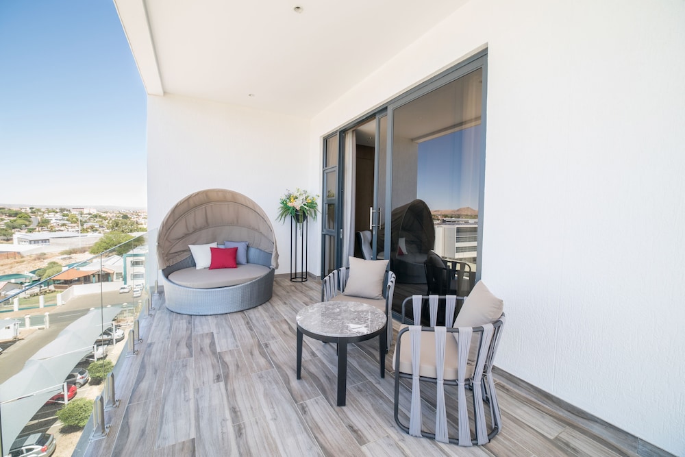 Executive Suite, 1 Queen Bed, Non Smoking, City View photo 2