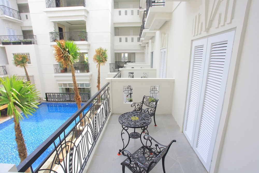 Deluxe Twin Room with Pool View photo 2