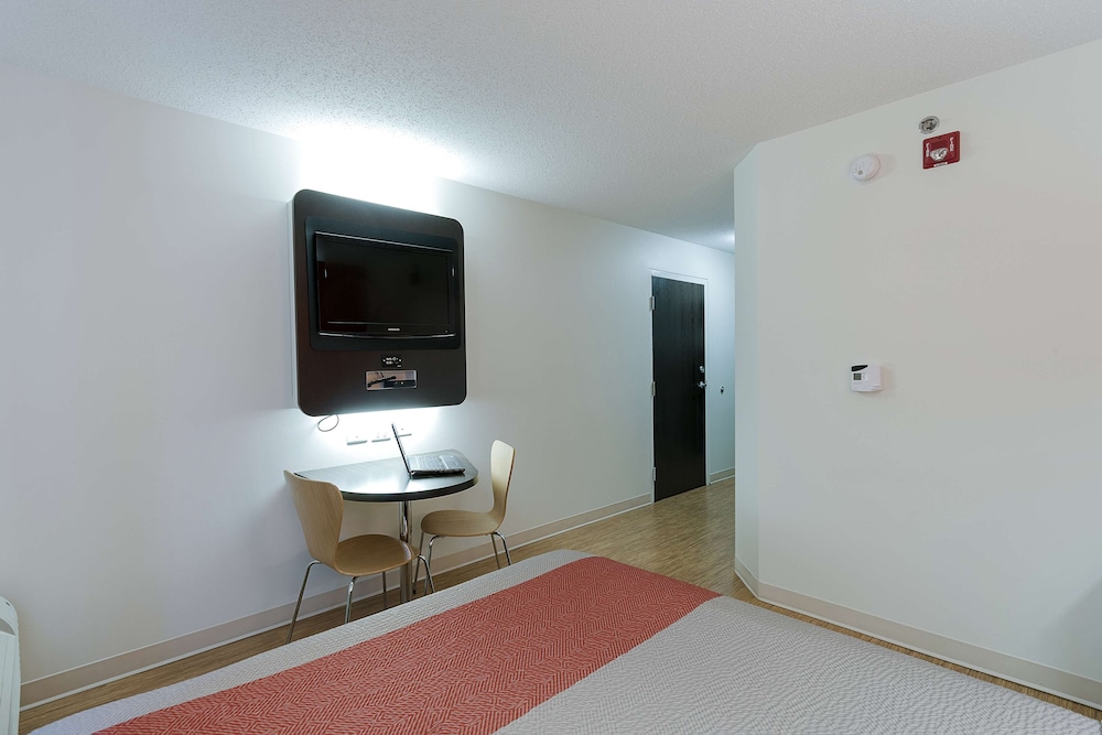 Standard Room, 1 Queen Bed, Non Smoking photo 2