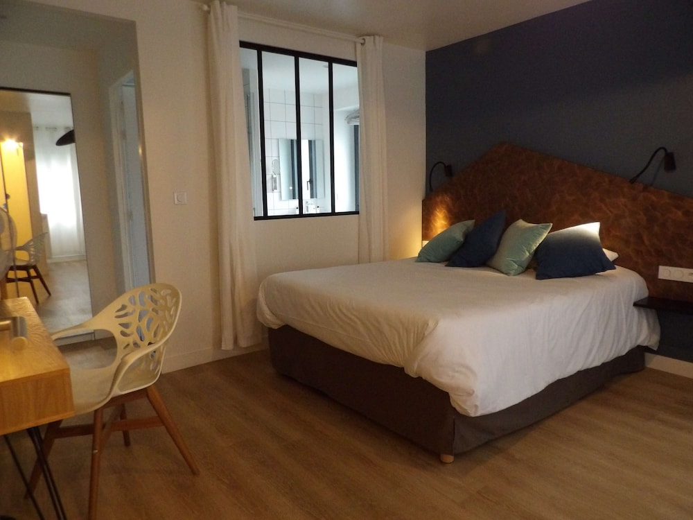 Superior Room, 1 King Bed, Non Smoking (With Sofabed) photo 1
