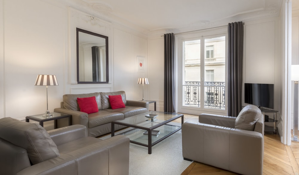 Classic Apartment, 3 Bedrooms, 2 Bathrooms photo 3