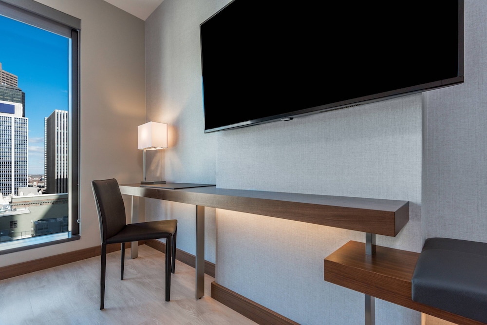 Room, 1 King Bed, City View, Corner (Mobility/Hearing Accessible, Tub)