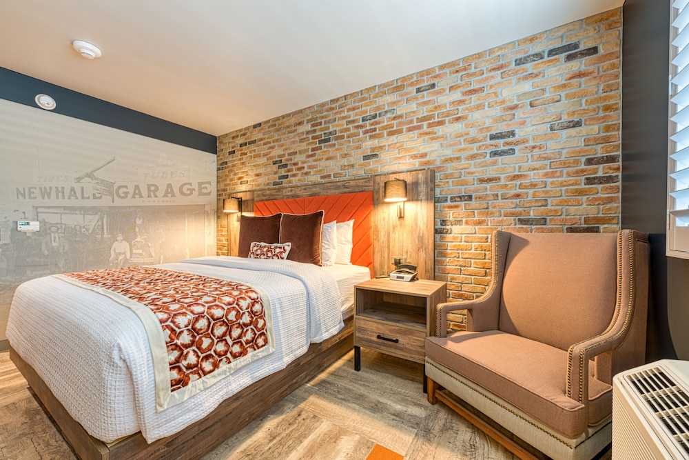 Deluxe Single Room, 1 King Bed, Non Smoking, Refrigerator photo 3
