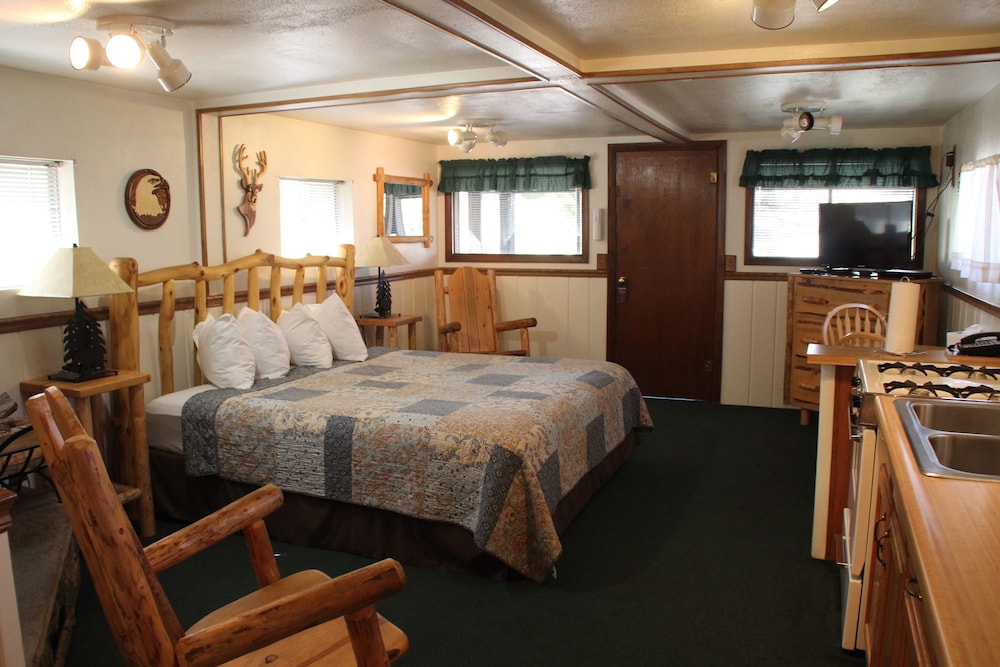 Sleepy Hollow #5 (Cabin w/ King Bed and Fireplace)