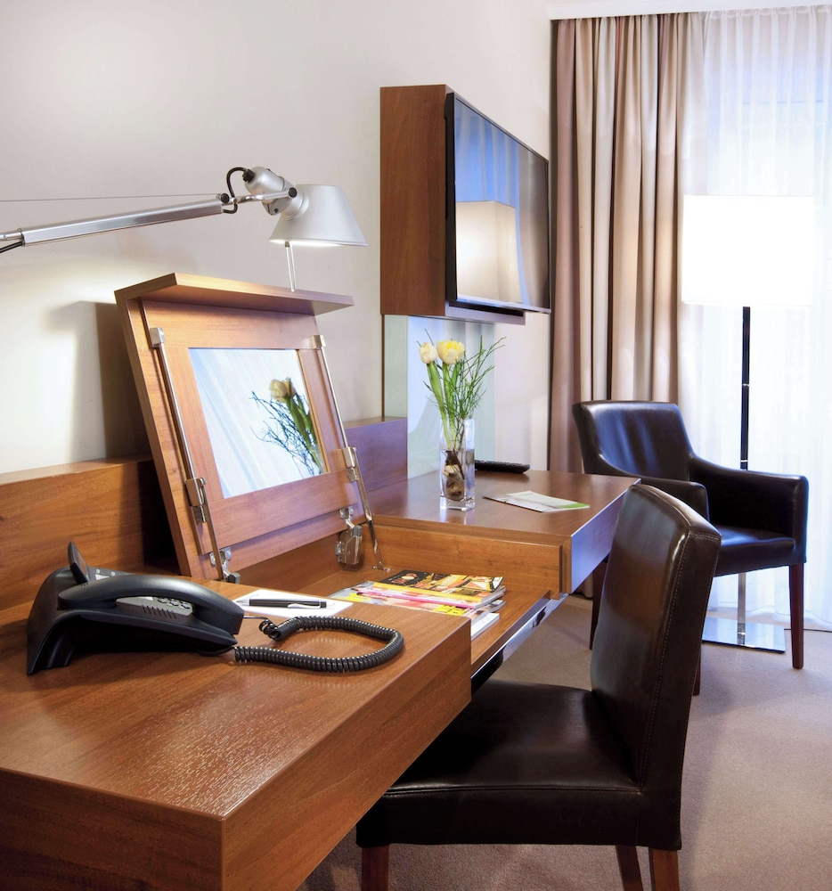 Deluxe Room, 1 King Bed, Accessible (Shower)