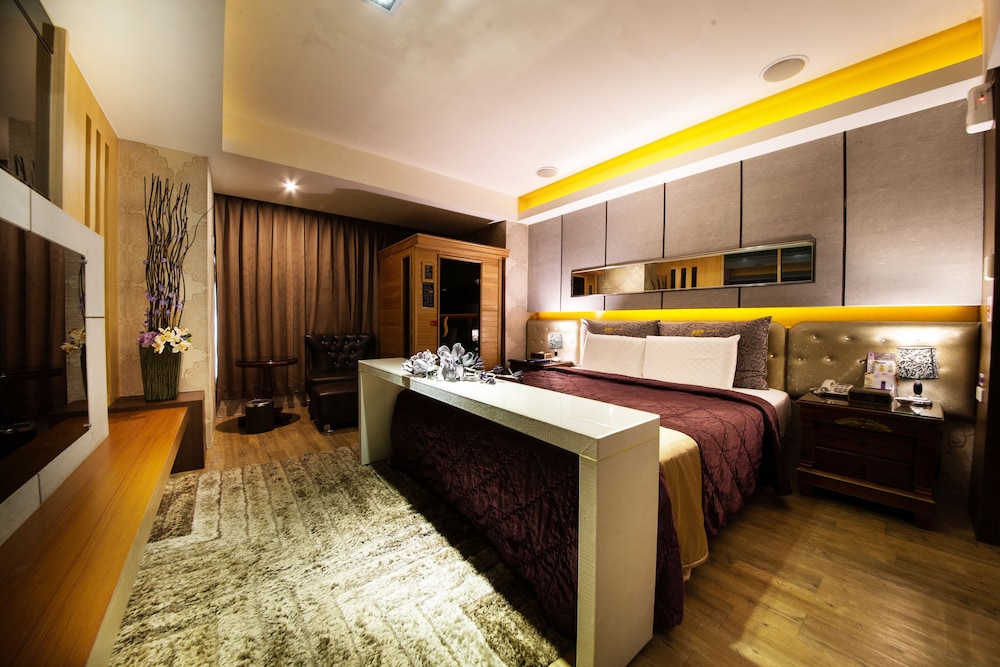 Premium Room, 1 King Bed, Non Smoking photo 1