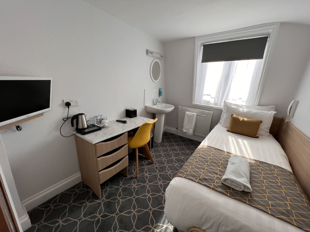 Basic Single Room, Shared Bathroom photo 3