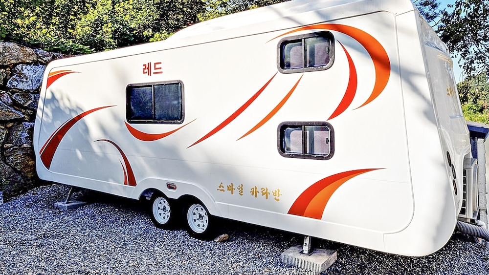 Basic Room, 1 Bedroom (luxury caravan red)