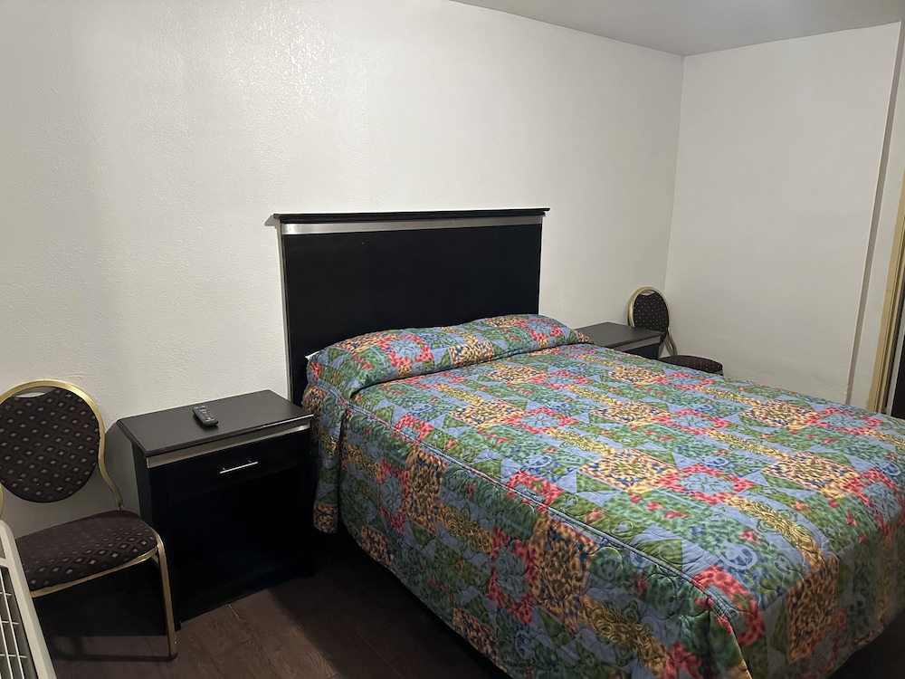 Basic Single Room, 1 Queen Bed photo 3