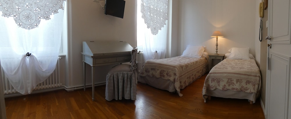 Twin Room Street Side