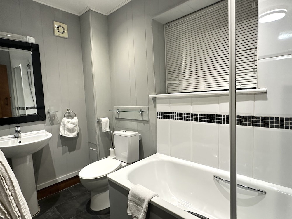 Standard Double Room, Ensuite - Photo 9