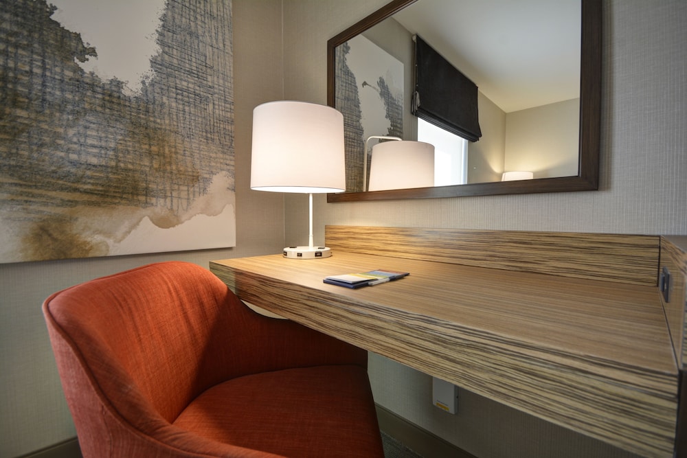 Room, 1 King Bed, Accessible, Bathtub - Photo 2