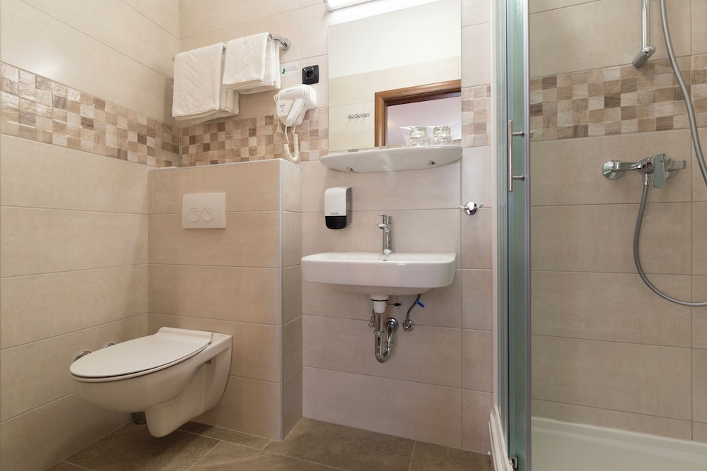 Standard Double or Twin Room - Photo 4