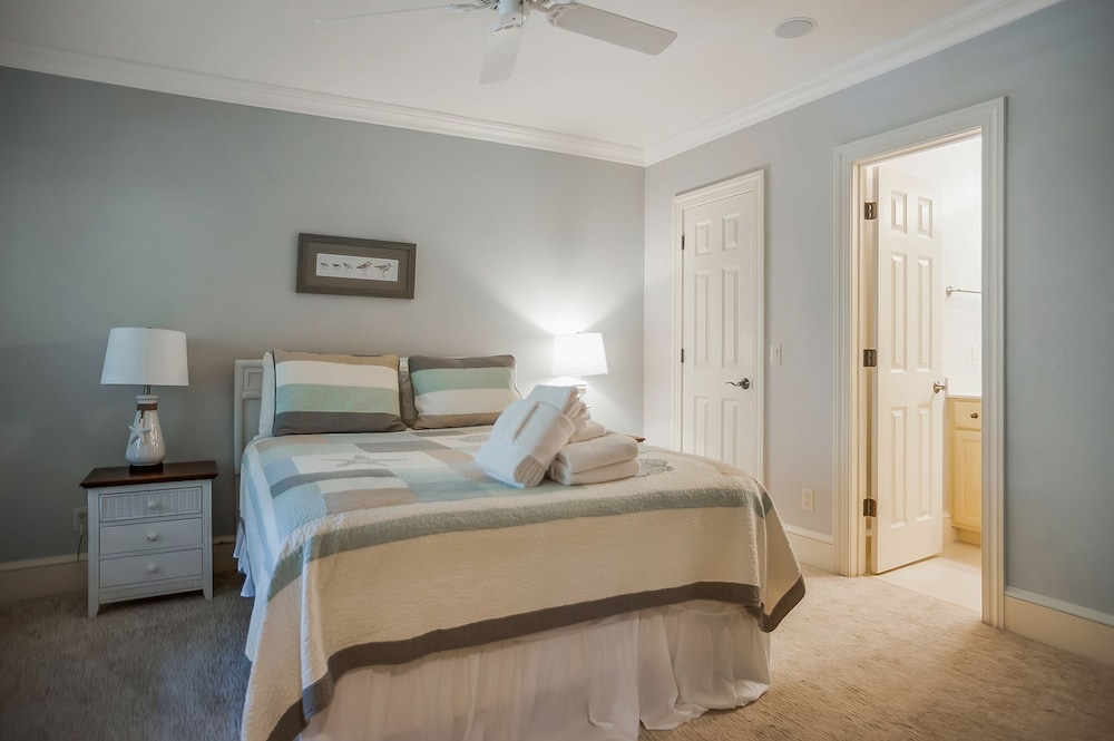 House, Multiple Beds, Kitchen, Pool View (11 Cedar Waxwing)