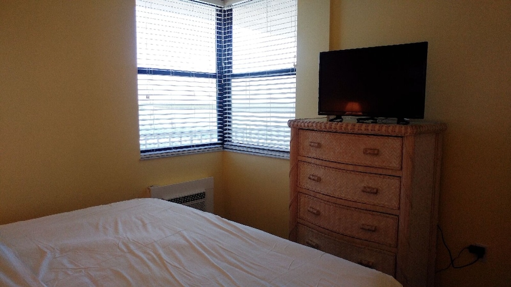 One Bedroom Apartment, Bay view 1005