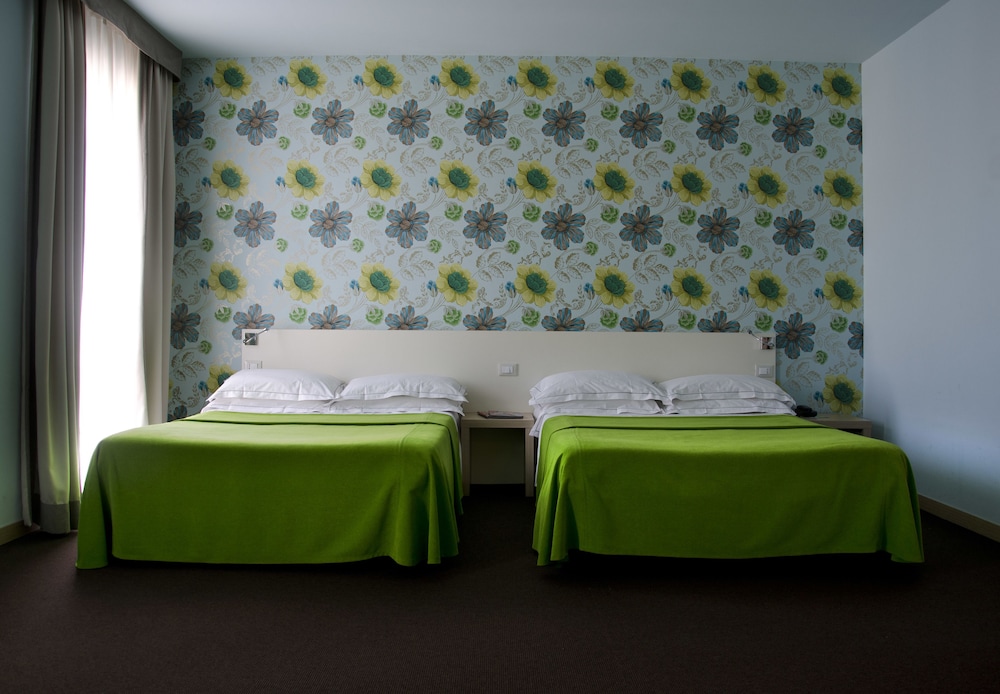 Standard Twin Room - Photo 2